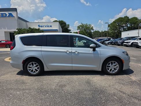 Used 2023 Chrysler Voyager LX FWD image 3