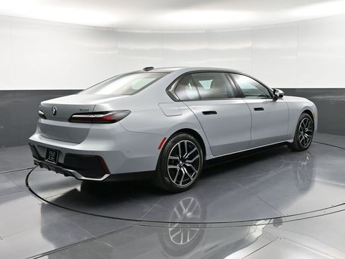 Used 2024 BMW 740i xDrive w/ Premium Package image 8