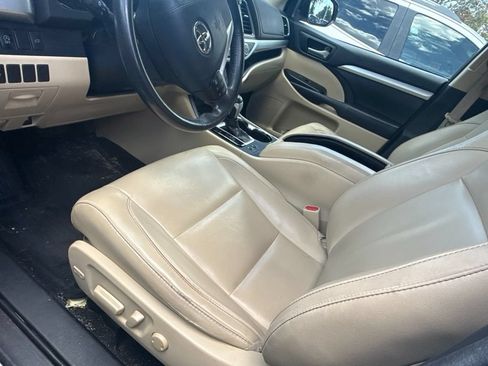 Used 2018 Toyota Highlander XLE FWD image 12
