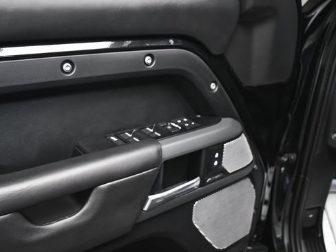 Used 2024 Land Rover Defender 130 X image 9