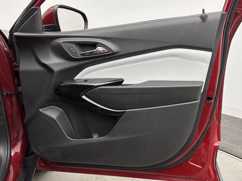 Used 2025 Chevrolet Trax LT FWD image 31