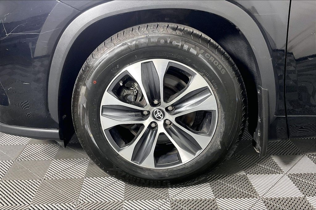 Used 2022 Toyota Highlander XLE AWD/4WD image 10