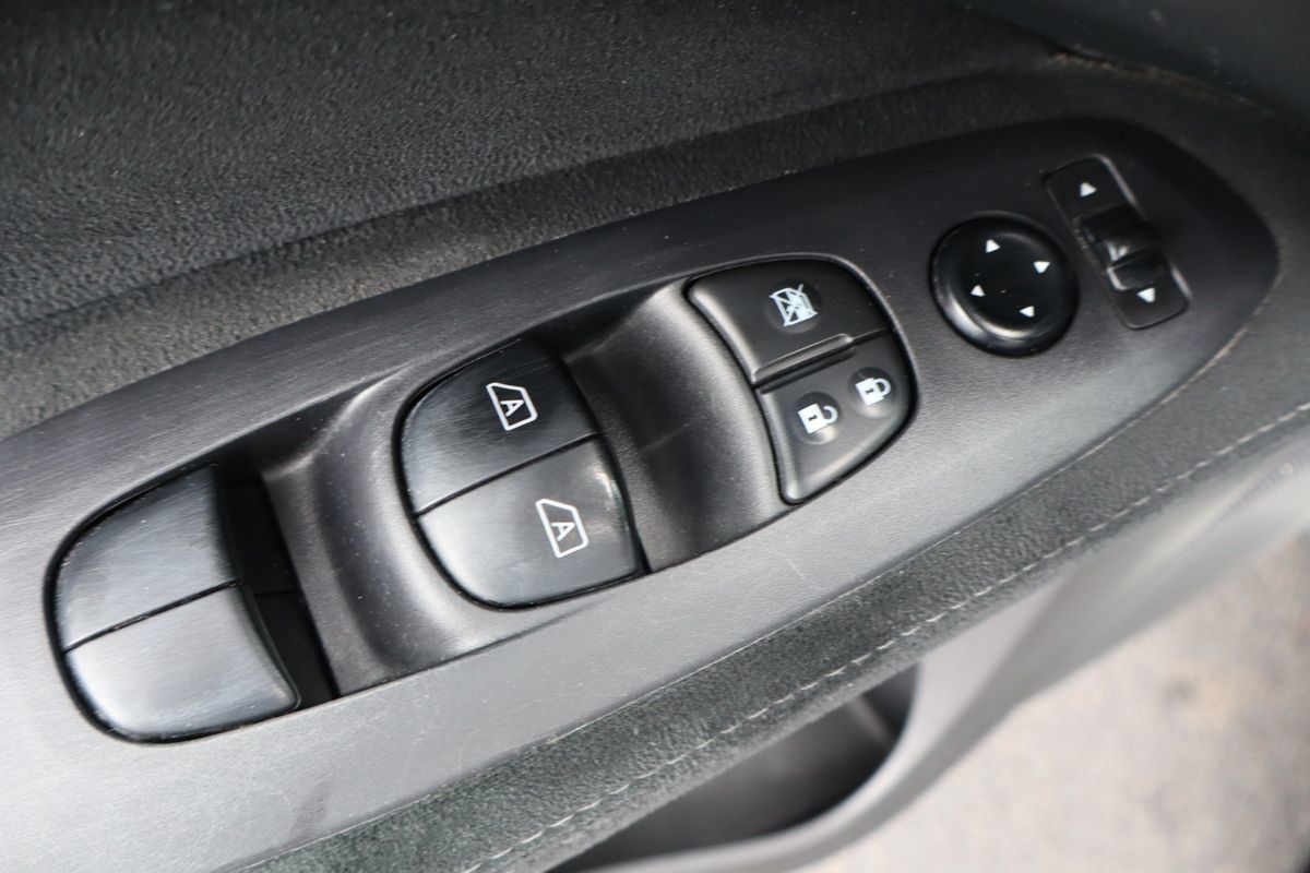 Used 2016 Nissan Pathfinder SV AWD/4WD image 29