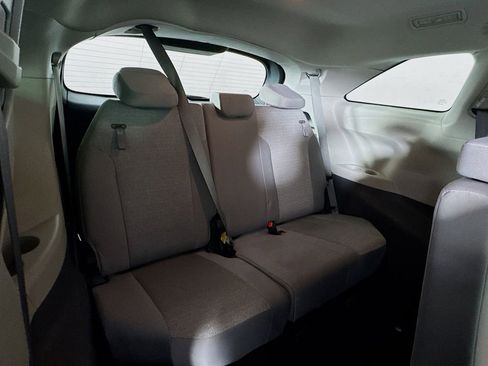 Used 2024 Toyota Sienna LE image 31