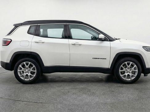 Used 2025 Jeep Compass Limited image 11