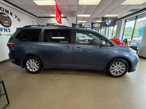 Used 2016 Toyota Sienna XLE w/ XLE Navigation Package AWD/4WD image 9