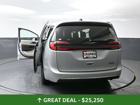 Used 2024 Chrysler Pacifica Touring-L FWD image 58