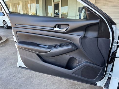 Used 2025 Nissan Altima 2.5 SV FWD image 18