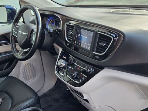 Used 2019 Chrysler Pacifica Touring-L FWD image 28