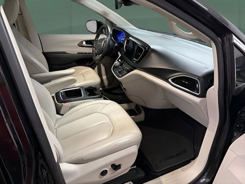Used 2018 Chrysler Pacifica Touring-L Plus w/ Advanced Safetytec Group FWD image 15