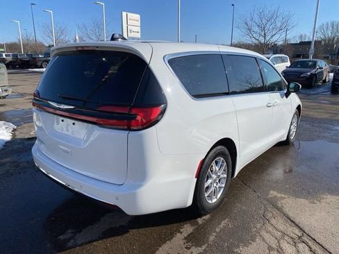 Used 2023 Chrysler Pacifica Touring-L image 3