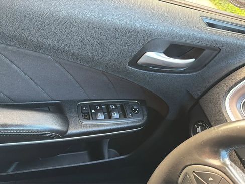 Used 2019 Dodge Charger SXT RWD image 21