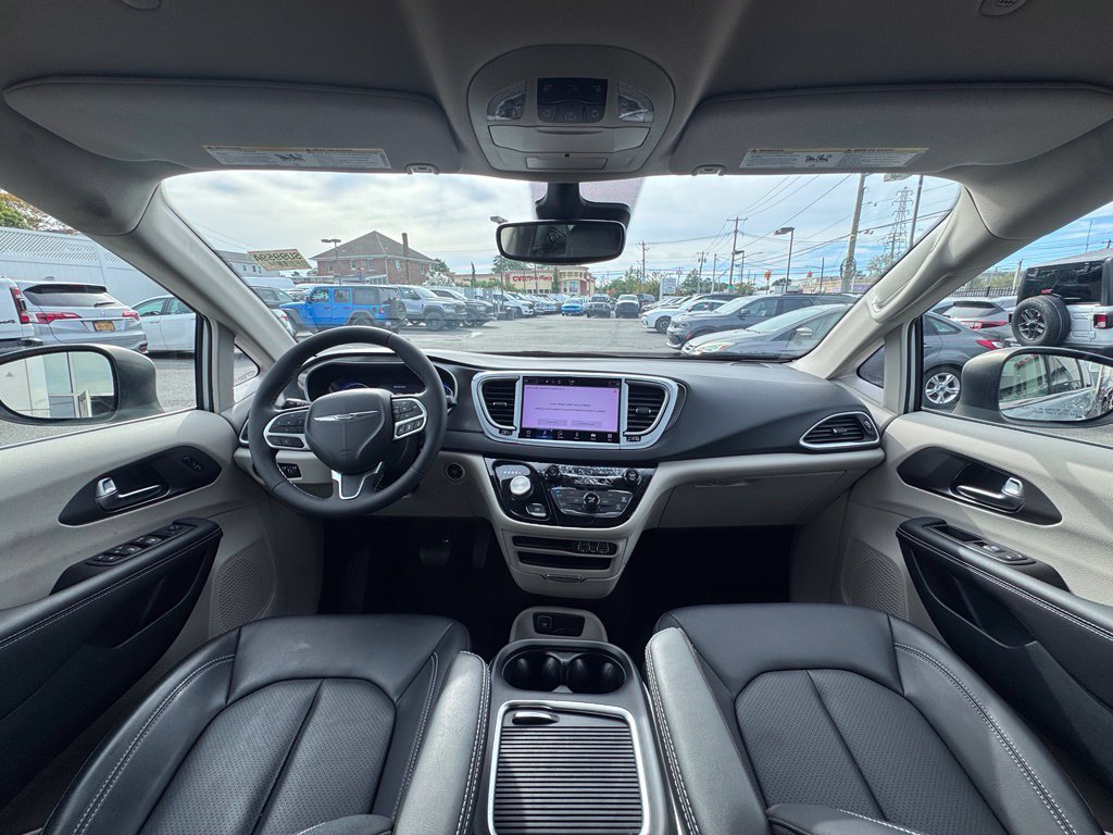 Used 2023 Chrysler Pacifica Touring-L FWD image 13