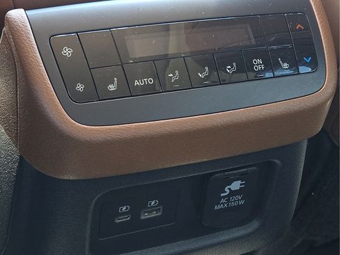 Used 2023 Nissan Pathfinder Platinum FWD image 11