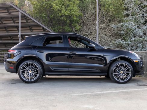 Certified 2023 Porsche Macan image 12