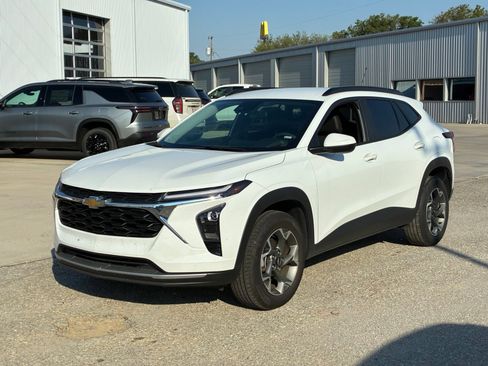 Used 2025 Chevrolet Trax LT FWD image 1