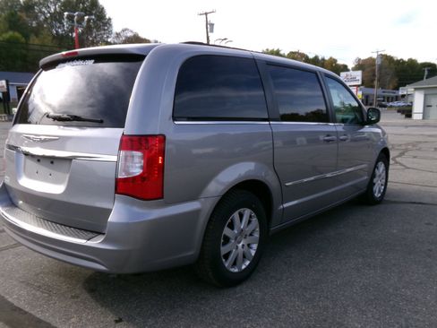 Used 2016 Chrysler Town & Country Touring image 5
