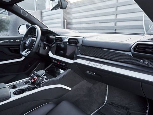 Used 2025 Lamborghini Urus SE image 41