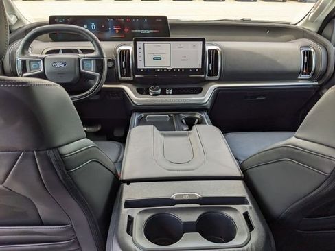 Used 2025 Ford Expedition Platinum AWD/4WD image 15