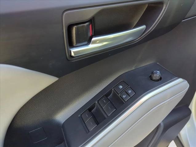 Used 2022 Toyota Highlander XLE AWD/4WD image 12