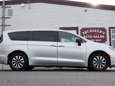 Used 2024 Chrysler Pacifica Limited FWD image 1