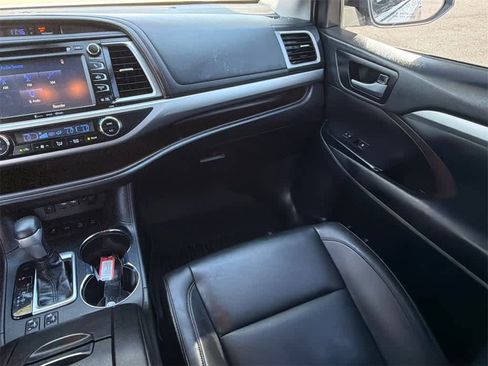 Used 2019 Toyota Highlander XLE w/ Carpet Mat Package (TMS) image 23