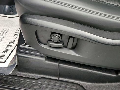 Used 2023 Land Rover Defender 90 SE image 11