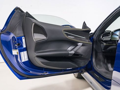 Used 2022 Ferrari SF90 Spider image 26