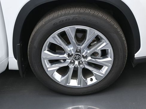 Used 2025 Toyota Highlander Limited AWD/4WD image 42