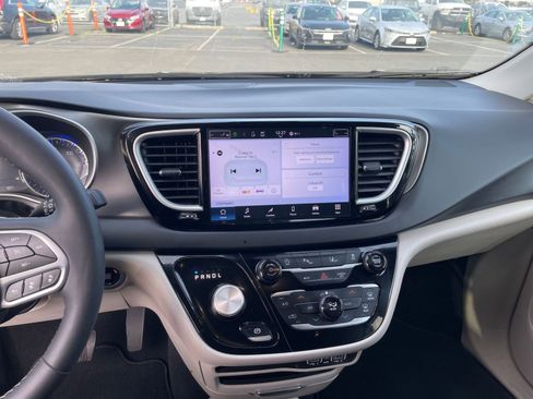 Used 2024 Chrysler Pacifica Touring-L image 17