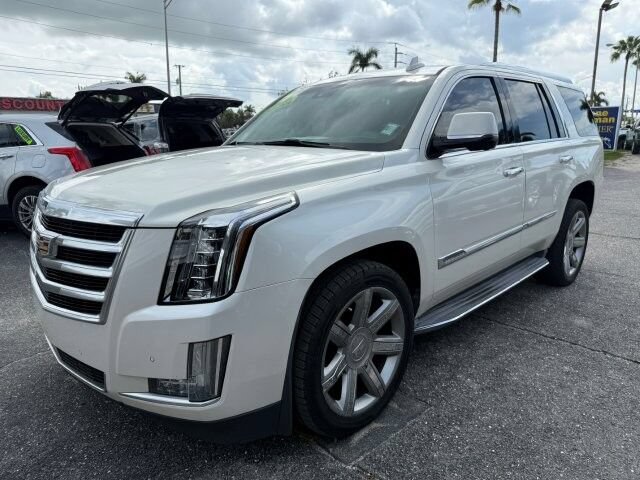 Used 2015 Cadillac Escalade Luxury RWD image 3
