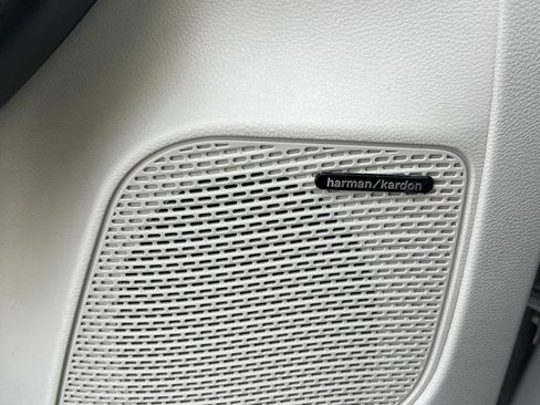 Used 2022 Chrysler Pacifica Limited w/ Uconnect Theater Family Group image 19