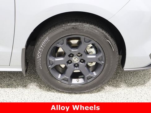 Used 2025 Toyota Sienna XLE Woodland Edition image 5