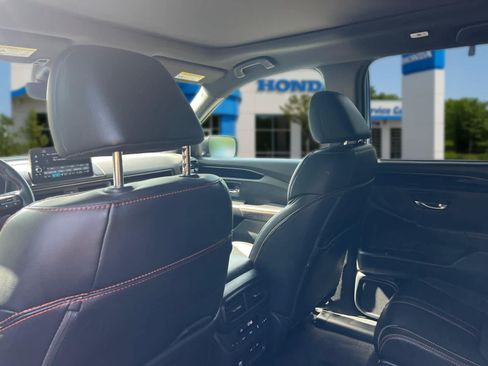 Used 2025 Honda Pilot TrailSport image 27