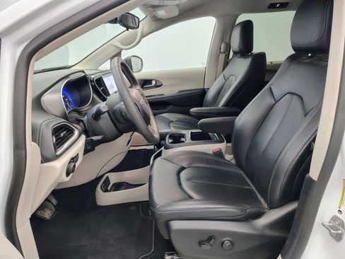 Used 2023 Chrysler Pacifica Touring-L image 10