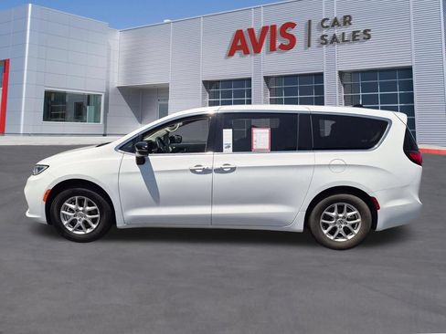 Used 2024 Chrysler Pacifica Touring-L FWD image 10
