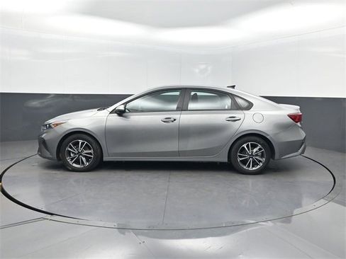 Used 2022 Kia Forte LXS image 2