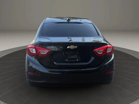 Used 2018 Chevrolet Cruze LT FWD image 1
