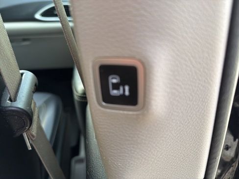 Used 2020 Chrysler Voyager Lxi image 34