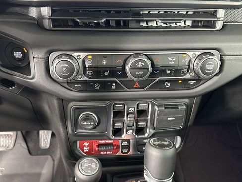 Used 2025 Jeep Wrangler Unlimited Rubicon image 29