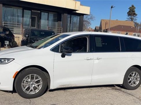 Used 2024 Chrysler Pacifica Touring-L image 21