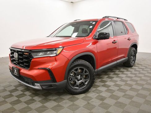 Certified 2025 Honda Pilot TrailSport image 2