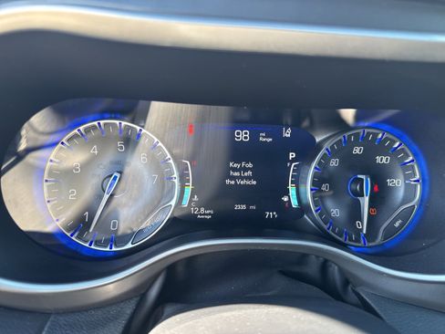 Used 2025 Chrysler Pacifica Select image 32