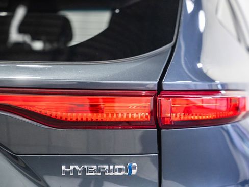 Used 2021 Toyota Venza LE image 6