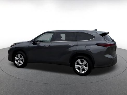 Used 2025 Toyota Highlander LE FWD image 9