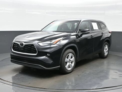 Used 2024 Toyota Highlander LE FWD image 2