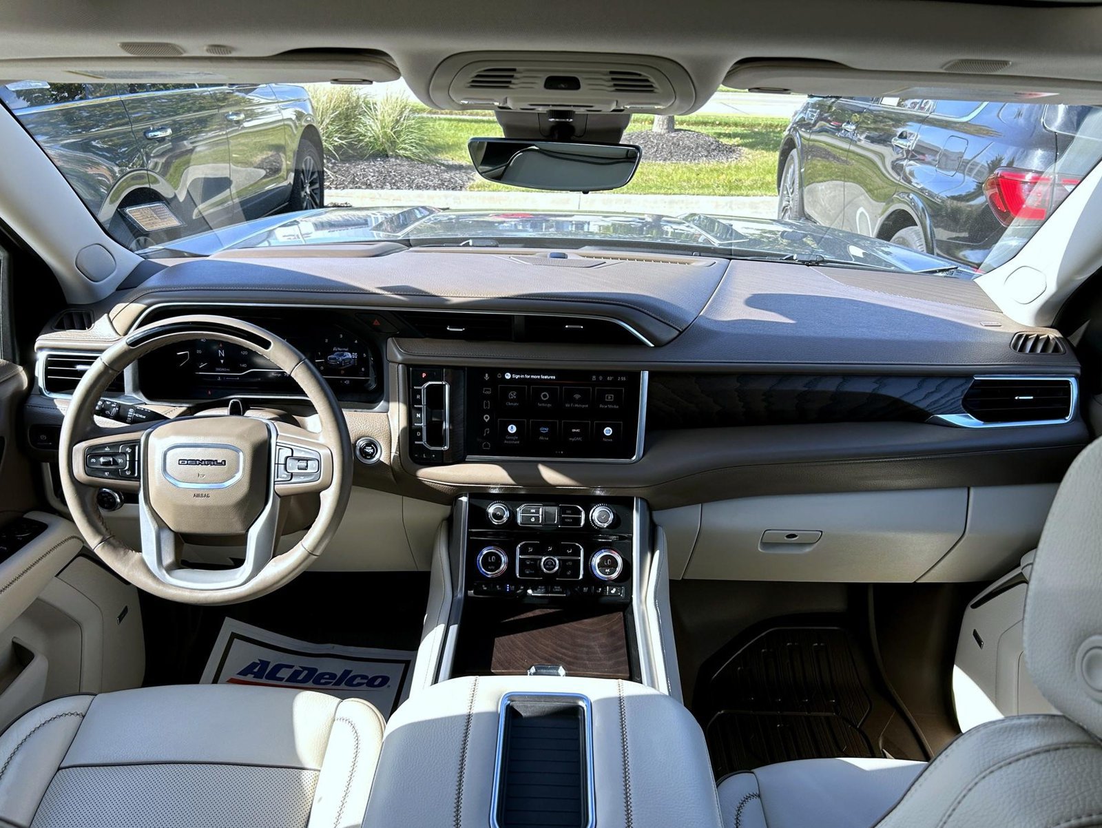 Used 2024 GMC Yukon Denali w/ Advanced Technology Package AWD/4WD image 18