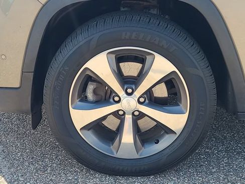 Used 2019 Jeep Cherokee Limited w/ Technology Group AWD/4WD image 10