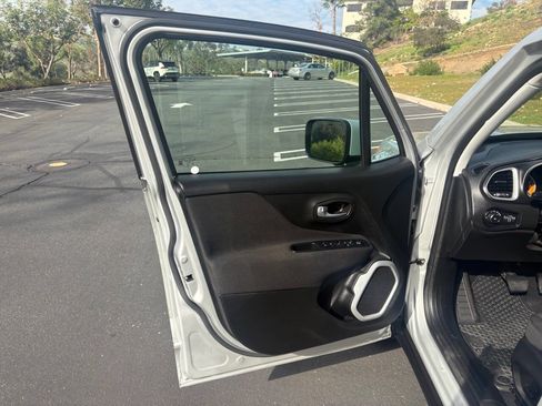 Used 2018 Jeep Renegade Latitude w/ UConnect 8.4 Nav Group image 8