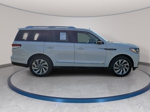 Certified 2023 Lincoln Navigator Reserve AWD/4WD image 4